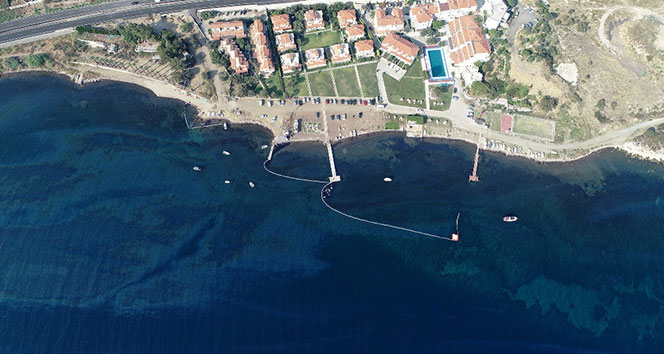 Foça’da denizdeki kirlilik havadan görüntülendi