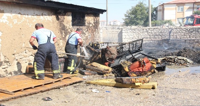 Karaman’da kuru otların temizlenmesi için yakılan ateş büyüyünce korkuttu