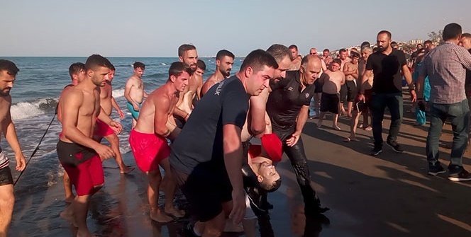 Samsun’da denize giren 4 arkadaş boğulma tehlikesi geçirdi