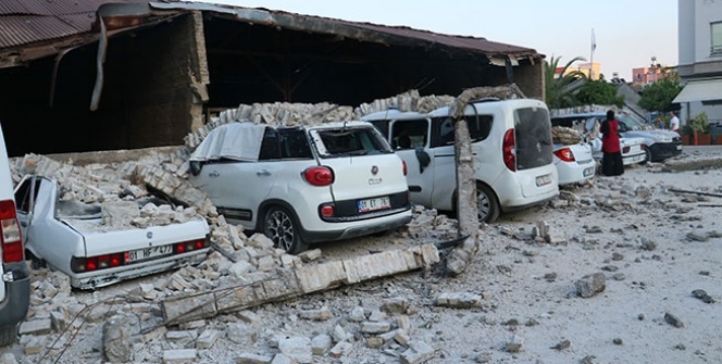Fabrika duvarı araçların üzerine çöktü
