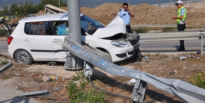 Bariyerlere saplanan araçta can pazarı