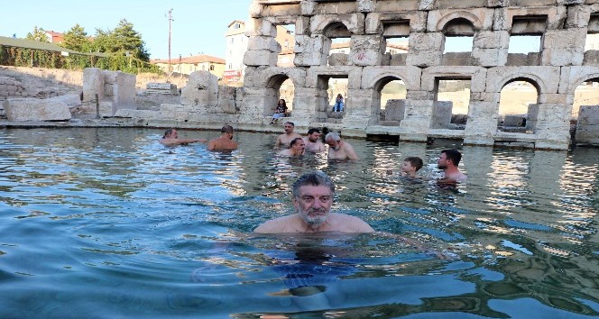Sanatçılar Yozgat’ın tanıtımı için tarihi Roma hamamında yüzdü