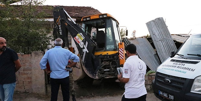 Kepçe eve girdi! Ölü ve yaralılar var