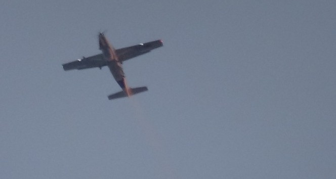 Uçaktan paraşüt ile atlayarak sahneye indi