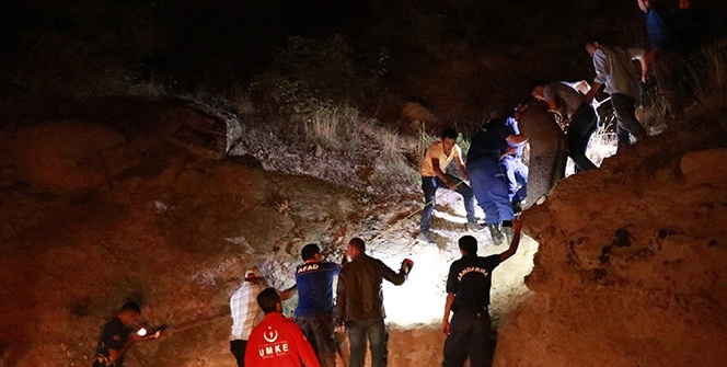 Uçurumda mahsur kalan kadın 12 saatte kurtarılabildi