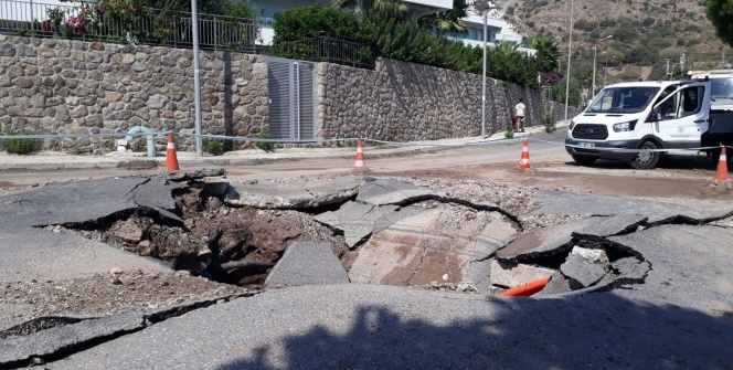 Su hattı bir anda patladı, asfalt paramparça oldu