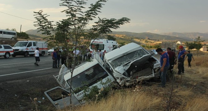 Tunceli-Elazığ karayolunda trafik kazası: 3’ü çocuk 20 yaralı