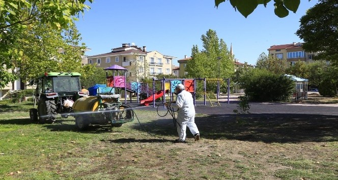 Çocuk oyun alanları ve dinlenme parklarında ilaçlama sürüyor