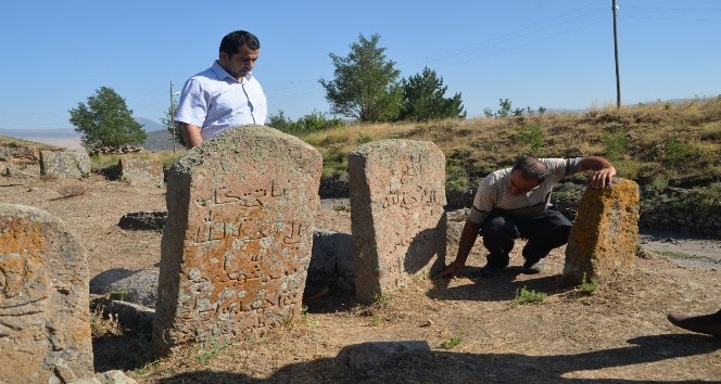 Osmanlı dönemine ait mezar taşları incelendi
