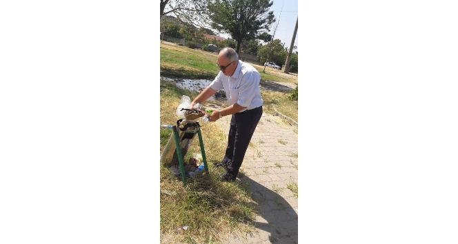 AK Parti İl Genel Meclis Üyesi, Mazhar Müfit Kansu Parkı’nda çöp topladı