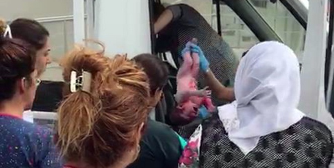 Hastane önünde şok görüntüler! Böyle doğum yaptı