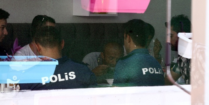 Polis yemek sözü vererek intihardan vazgeçirdiği gençle birlikte yemek yedi