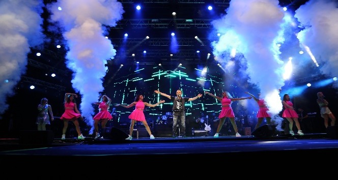 Ünlü sanatçı Serdar Ortaç, Harbiye’de hayranlarına unutulmaz bir konser verdi