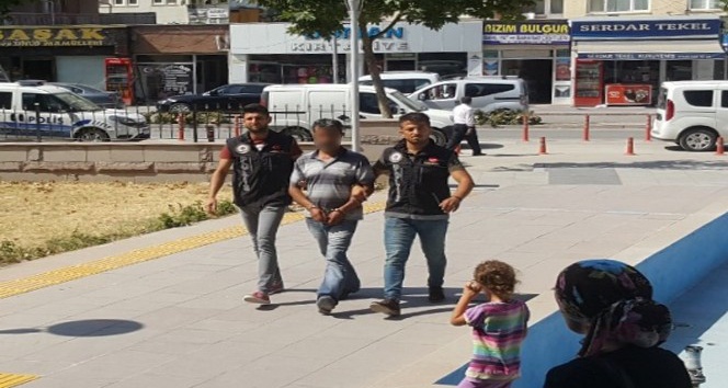 Polis, bir evin odasına gizlenmiş silah ve uyuşturucu madde buldu
