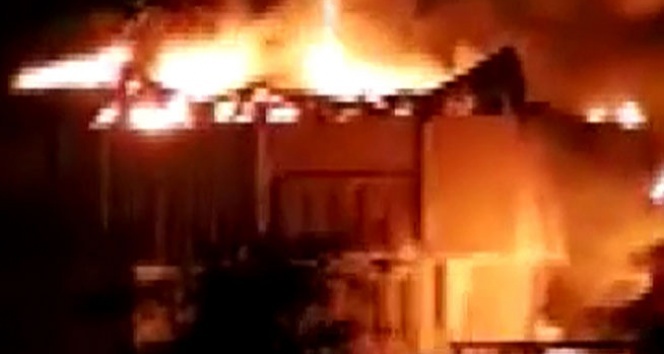 Basra Belediye binası da ateşe verildi