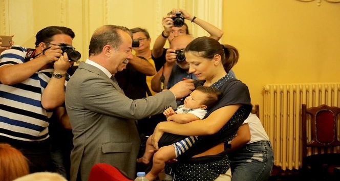 Belediye Meclis Toplantısına 2 aylık bebeği ile katıldı
