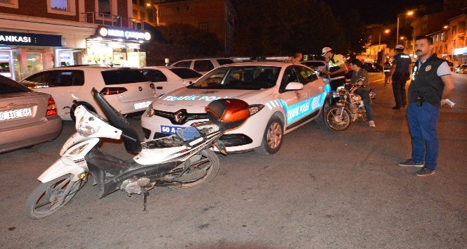 Niksar’da polis, motosikletleri denetledi