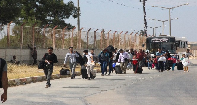 4 bin Suriyeli Türkiye’ye döndü
