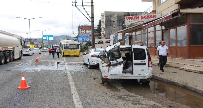 Trabzon’da körüklü belediye otobüsü ortadan ikiye ayrıldı: 3 yaralı