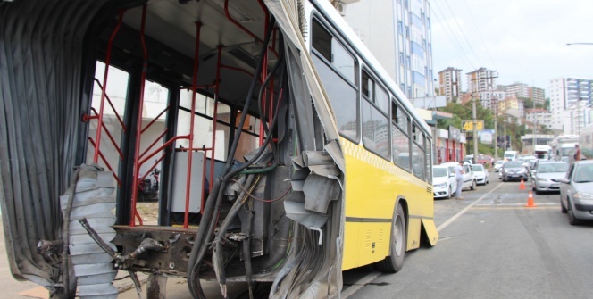 İçi yolcu dolu otobüs ikiye ayrıldı