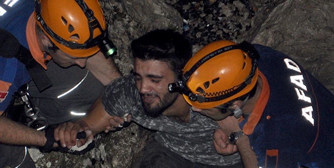 Ekiplere sarılıp hüngür hüngür ağladı! Kimse ne olduğunu anlayamadı