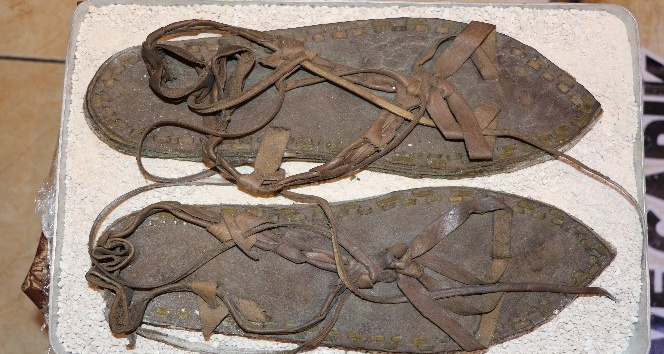 Hz. Muhammet’in savaşta giydiği sandaleti tasarladı