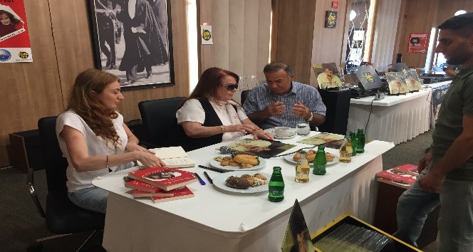 Muhterem Nur: “Filmde Müslüm’ün burnunu büyük yapmışlar”