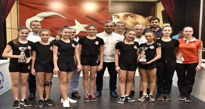Muratpaşa’da başarılı sporculara ödül