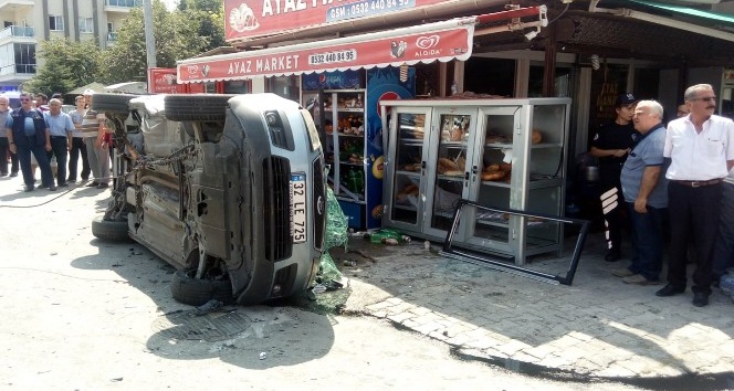 Otomobil marketin içecek dolabına daldı: 3 yaralı