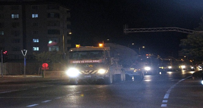 Kilis’ten İdlib sınırına obüs ile tank sevkıyatı