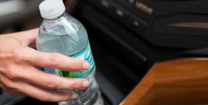 Şişeyi arabada bu şekilde bırakmayın, başınız yanabilir!