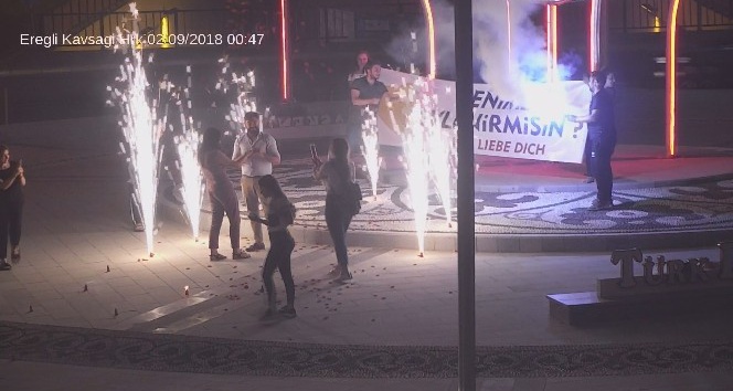 Kavşakta yapılan evlilik teklifi şehir polis kamerasına takıldı