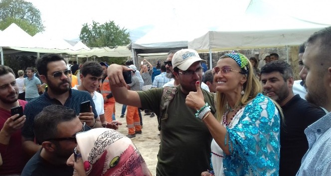 Ünlü manken Akdamar Adası’nda