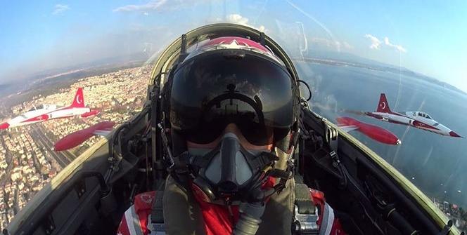 Türk Yıldızları gösterisinin kokpit görüntüleri nefesleri kesti