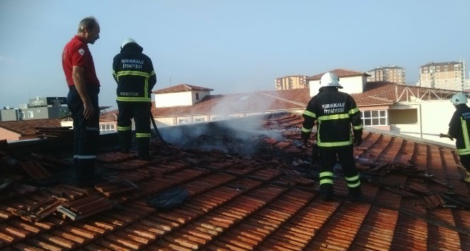 Okulun çatısında korkutan yangın