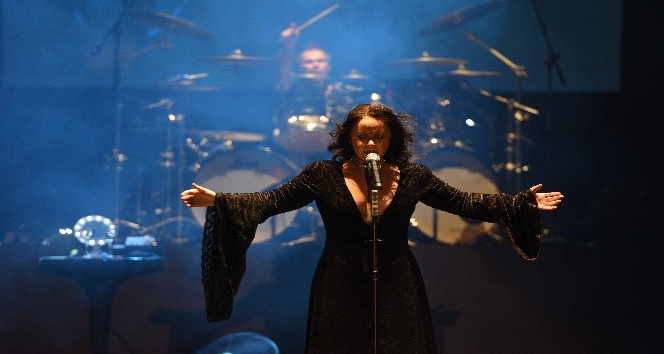 Şebnem Ferah şarkılarıyla coşturdu