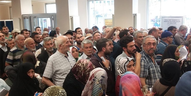 Emekliler uzun kuyruklar oluşturdu