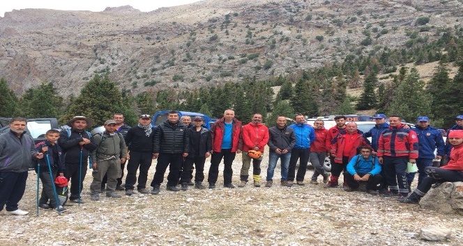 Yolunu kaybeden amatör dağcıları ekipler kurtardı