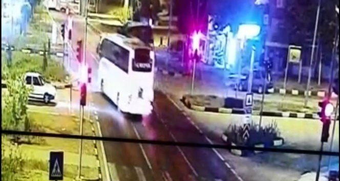 Otobüs kırmızı ışıkta bekleyen kamyona çarptı: 6 yaralı