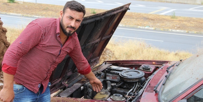 Çamurdan kurtarmak istediği otomobilini yaktı