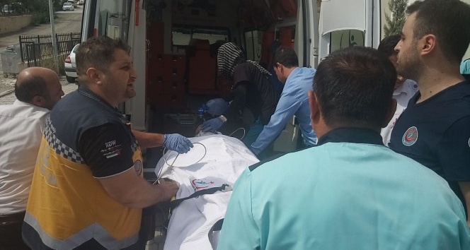 Sağlık görevlilerine saldıran şahısa polis müdahale etti: 2 yaralı