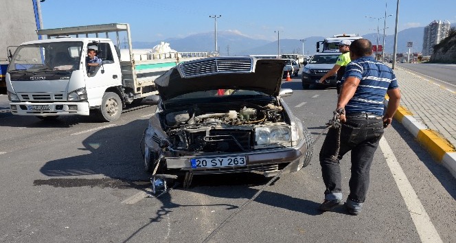 Otomobilin çarptığı minibüs karşı şeritte araçla çarpıştı: 8 yaralı