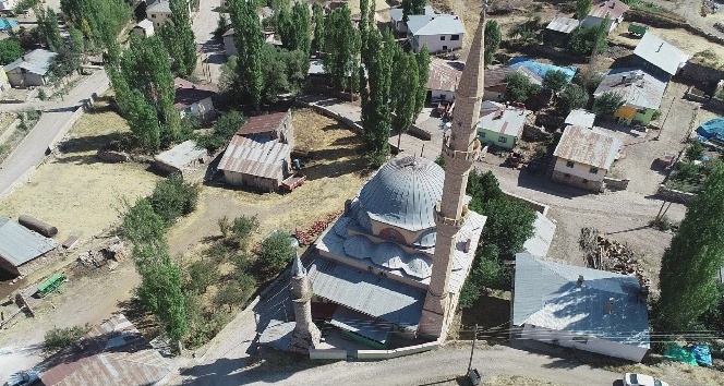 25 yıllık caminin 58 yıllık minaresi