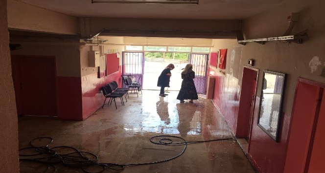 Silvan’da müdür ve öğretmenler okulu temizledi