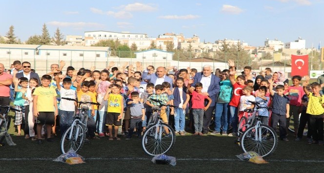 Kilis’te çocuklara bisiklet dağıtımı sürüyor