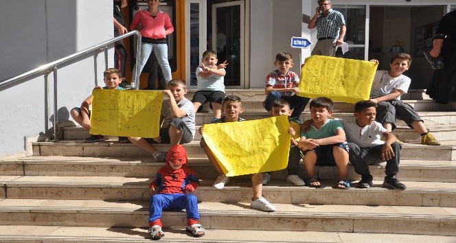 Minik öğrenciler, oyun sahası için belediyenin önünde oturma eylemi yaptı