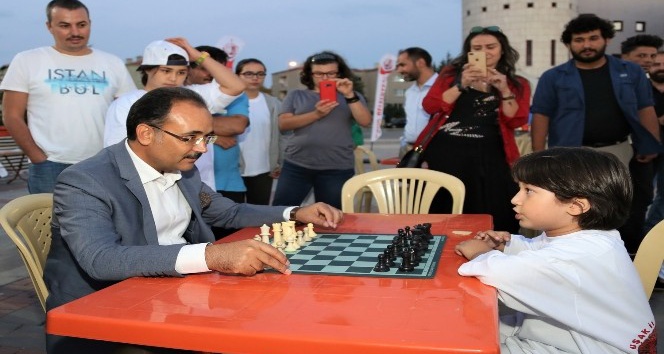 Başkan Cahan miniklerle satranç masasına oturdu