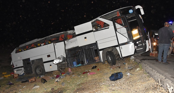 Sınır dışı edilecek mültecileri taşıyan otobüs devrildi: 17’si polis 41 yaralı