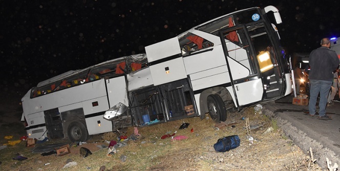 Sınır dışı edilecek mültecileri taşıyan otobüs devrildi: 17’si polis 41 yaralı