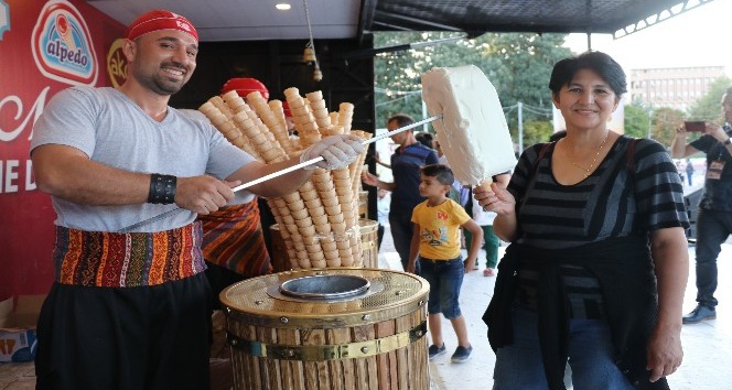 Gaziantep’te Maraş dondurması keyfi